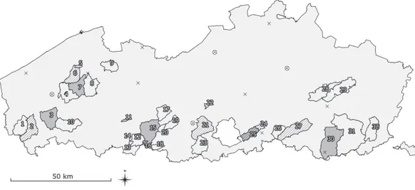 Fig. 2. The spatial spreading of the 32 catchments included in this study. The autochtone catch- catch-ments considered to be ungauged are colored gray, the donor catchcatch-ments are filled in with a  di-agonal line pattern