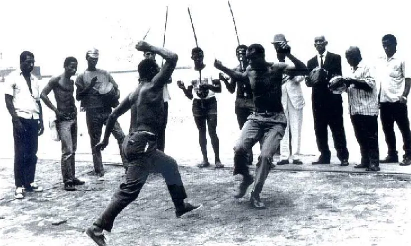 Figura 14: Mestres João Pequeno e João Grande jogando com faca para o filme Dança de Guerra.
