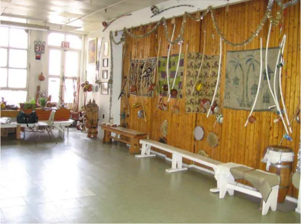 Figura 2: O “salão” do Capoeira Angola Center preparado para roda. É interessante notar que panos com motivos africanos enfeitam as paredes onde ficam os berimbaus.
