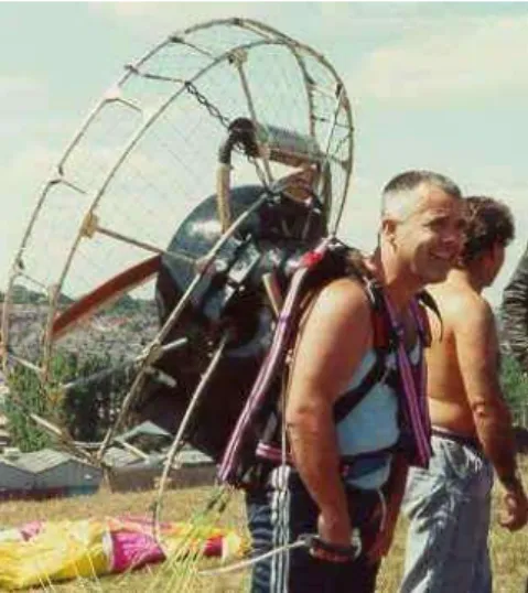 Figura 4- Mike Byrne, o primeiro homem do mundo a voar de Paramotor em Inglaterra em 1980