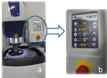 Figura 10 - a) Lixamento e polimento das amostras na Politriz Buehler  AutoMet TM   b) detalhe dos parâmetros de lixamento e polimento.