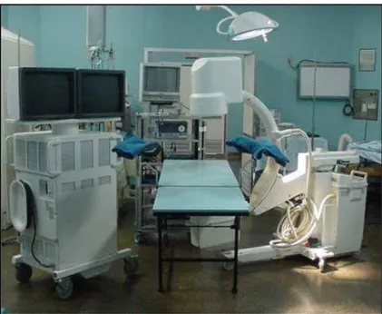 Figura 1 -  Sala cirúrgica com mesa radiotransparente aos  raios  X e aparelho de  fluoroscopia 