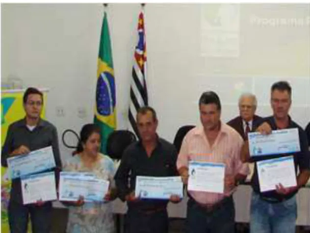 Figura 5 - Imagem de proprietários rurais recebendo um cheque representativo do valor  recebido do projeto Piloto Produtor de Água no PCJ em São Paulo  