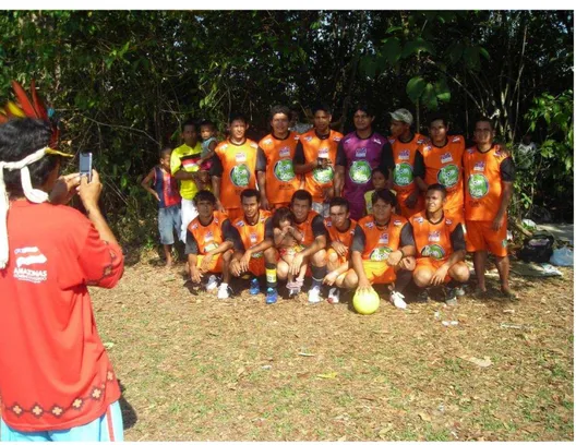 Figura 4 - O tuxaua Moisés Sateré tirando uma foto da equipe de sua comunidade, Hywy Wato, no  Peladão Indígena, 2009