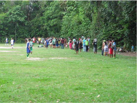Figura 7 - Parentes e amigos assistindo a final do Peladão Indígena 2014 nas bordas do campo da  UFAM
