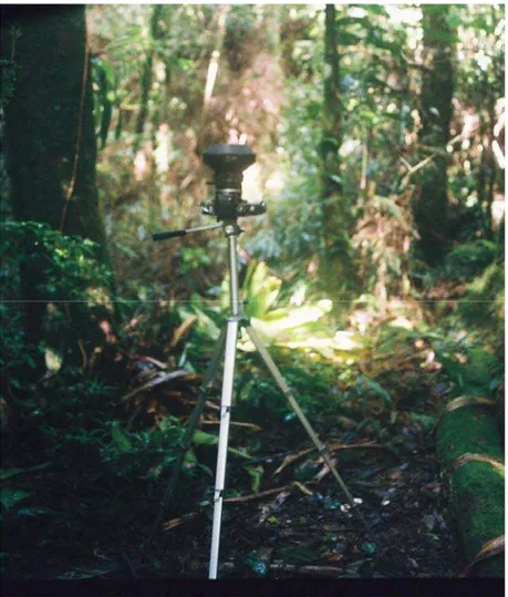 FIGURA 11 - Câmera fotográfica instalada sobre tripé e equipada com lente “olho de  peixe” na área de interceptação do IAG-PEFI