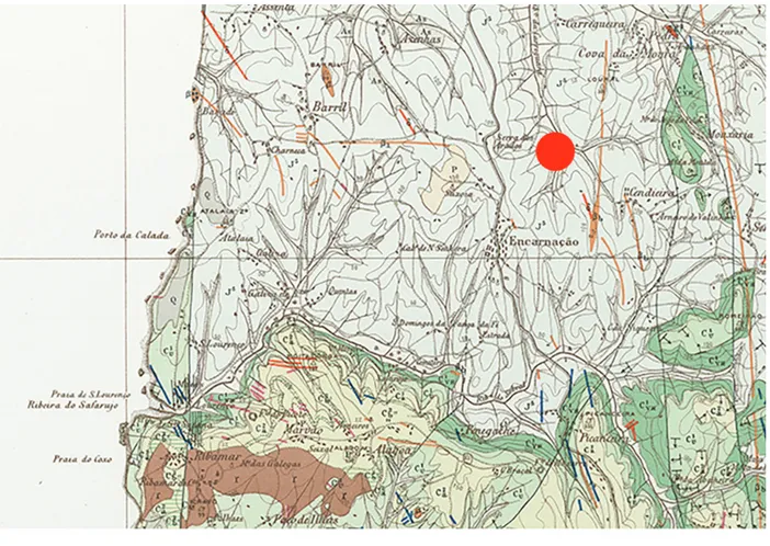 Figura 2 – Localização do Casal do Outeiro nas camadas do Portlandiano (J5) na Cartografia Geológica de Portugal, carta 30-C  e altimetria do terreno com localização do sítio (a preto) e Ribeira da Carregueira (a azul).