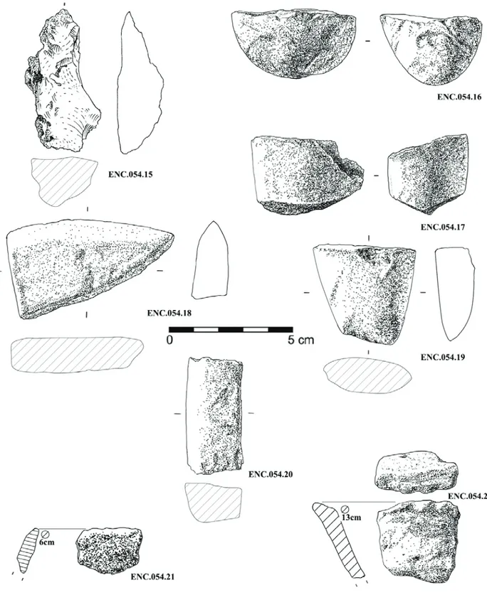 Figura 8 – Indústria lítica, pedra polida e cerâmica do Casal do Outeiro. Desenhos de Paula Bívar de Sousa.