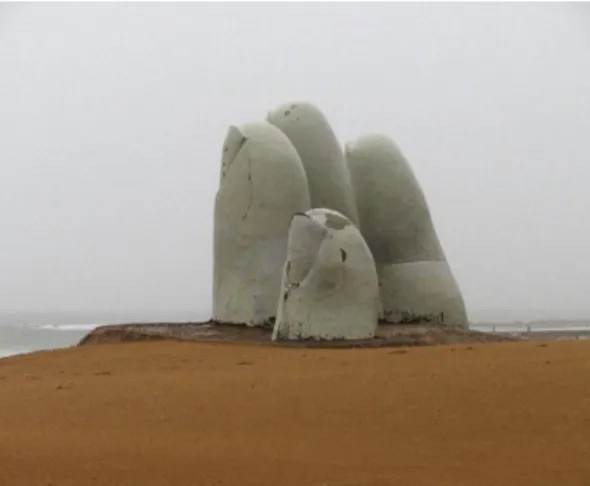 Figura  1  –  Uma  mão  humana  que  irrompe  da  areia, um símbolo das transformações a que têm  sido sujeitas as zonas costeiras; Punta del Leste,  Uruguai, 2012 (Foto: J.G