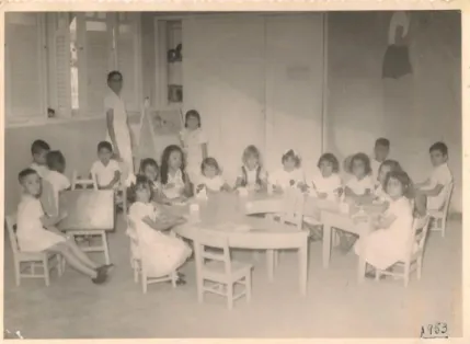 Figura 3: Atividade em sala de aula, 1953   (Fonte: Arquivo do IESP) 