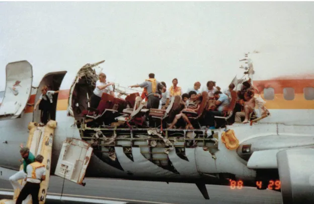 Figura 1.2: Boeing 737-200 da Aloha Airlines após o acidente em 1988 - fotografia 1. Fonte: