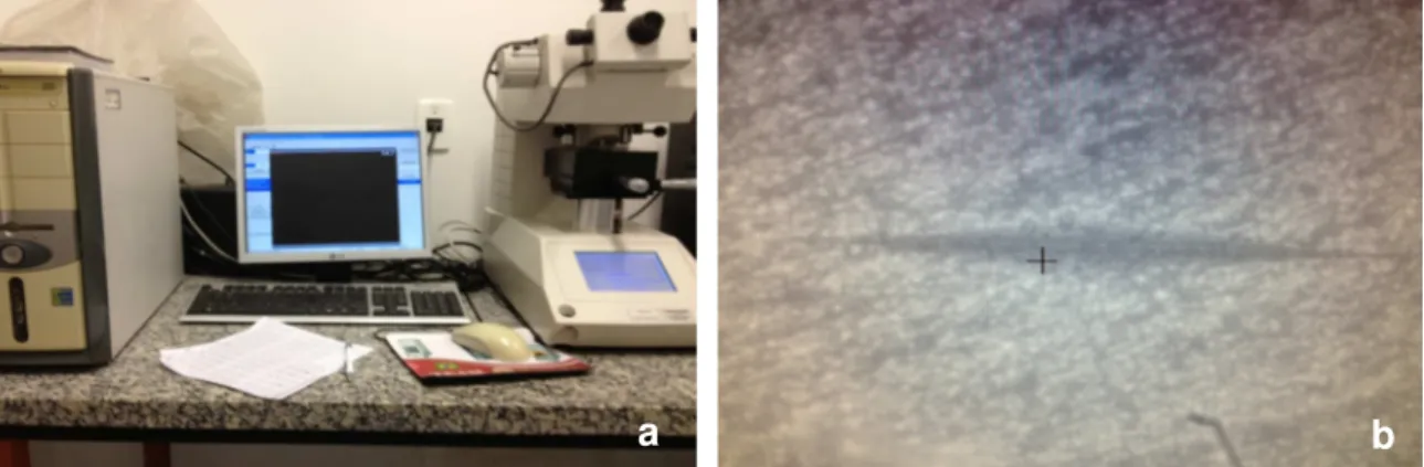 Figura 12 – a) microdurômetro shimadzu micro hardness tester HMV-2.000 b) endentação tipo Knoop 