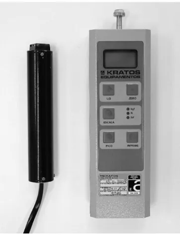 Figura 2. Dinamômetro digital (Kratos ®) e dispositivo de controle da pressão. 