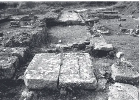 Fig. 6 – Embasamento de uma fonte tipo lacus junto ao forum de Conimbriga. Ao fundo encontra- encontra-se uma latrina pública