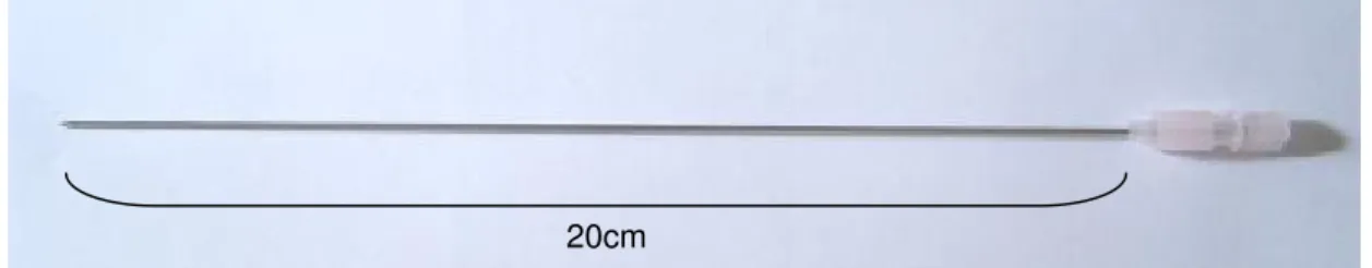 Figura 5:  Agulha  18  gauge  de  20  centímetros  utilizada  para  punção,  esvaziamento do cisto e injeção do etanol no seu interior
