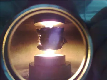 Figura 15 –   Foto  do  sistema  (pastilhador  +  pistão)    durante  o    processo  de    sinterização  em  uma  temperatura superior a 1000 °C