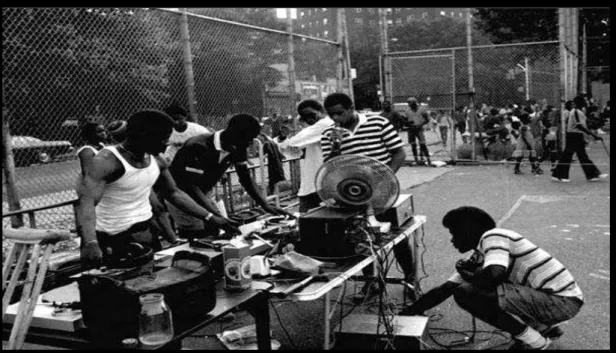 Figura 1. DJ Kool Herc e Equipe Herculords em um boulevard no Bronx (imagem capturada do site da  internet zulunationbrazil.blogspot.com.br)