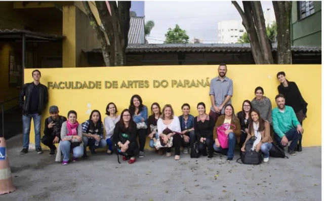 Figura 6:  Participantes do Projeto Fora das Grades e professores do Curso de Letras e do Curso de  Cinema da Unespar em frente à Faculdade de Artes do Paraná, atual Unespar – Campus de Curitiba II