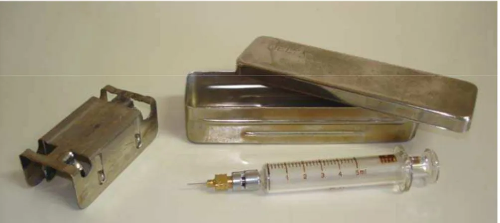 Figura 2. Caixa metálica com conjunto de seringa de vidro com  agulha de metal. 