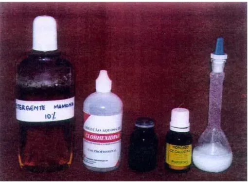 Figura 4 – Drogas utilizadas para a realização dos testes de suscetibilidade: detergente de mamona 10%,  digluconato de  clorexidina 2%, Paramonoclorofenol canforado e solução de hidróxido de cálcio 10%.