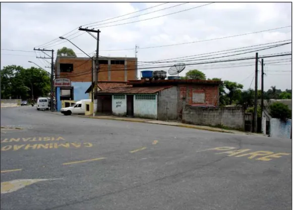 FOTO  8.  Cotia  –  bairro  residencial.  Na  parte  superior,  se  destacam  o  comércio  e  as  casas do bairro adjacente ao Condomínio Industrial e Empresarial San José
