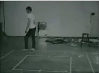 Figura 17 - Bruce Nauman. Walking in an Exaggerated   Manner around the Perimeter of a Square, 1967-1968