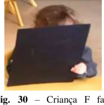 Fig.  30  –  Criança  F  faz  traços na cartolina  