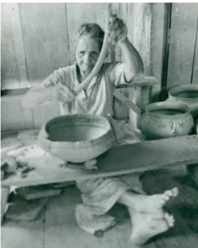 Fig. 1. Ceramista Ana Pereira (Jairê-Iguape). Foto  Plácido de Campos Júnior, década de 1980.
