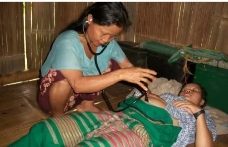 Figura 2. Prestadora de cuidados tradicional: observação com estetoscópio e trompa Pinard, para monitorização da frequência  cardíaca fetal  (Myanmar) Fonte: http://www.irinnews.org 