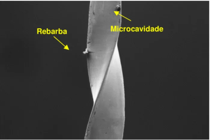 Figura 4.5 – Imagem obtida em detector de elétrons secundários de uma lima no MEV com alterações  correspondente ao escore 1 