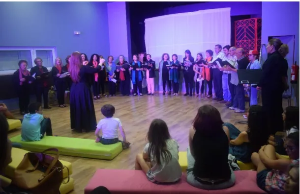 Figura 8 – Momento final da performance com todos os participantes a cantar 