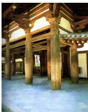Figura 3  –  A porta central do Templo Hôryû-ji  –  Nara  Fonte: L’Art Du  Japon, 1992, p.19 