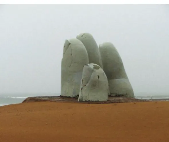 Figura  1  –  Uma  mão  humana  que  irrompe  da  areia, um símbolo das transformações a que têm  sido sujeitas as zonas costeiras; Punta del Leste,  Uruguai, 2012 (Foto: J.G