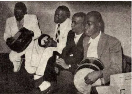 Figura  3:  A  batucada  dos  sambistas  do  Estácio  -  da  esquerda  para  a  direita:  músico  não  identificado, Armando Marçal (tamborim sextavado), Bide (tamborim quadrado) e Ioiô da Cuíca  (cuíca)  –  (Acervo: Barão do Pandeiro) 