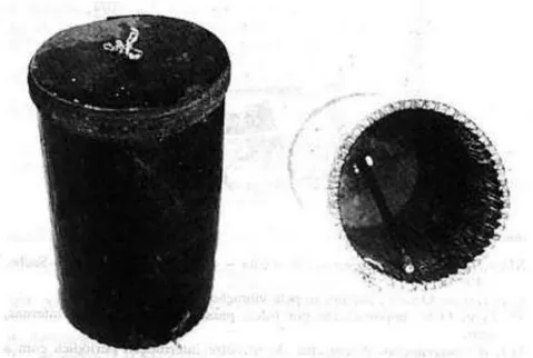 Figura 9: Visão externa e interna do tambor de fricção século XIX da Coleção  Mario de Andrade  do IEB-USP
