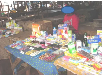 Figura 2. Bancada de venda de medicamentos no mercado informal em Luanda (fonte:  DFRT)