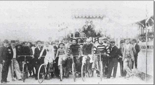Fig. 19. Ciclistas no Velódromo Paulista, 1895. O último ciclista a direita da imagem é Pedro Luis Pereira de Sousa,  ao lado dele seu irmão Everardo
