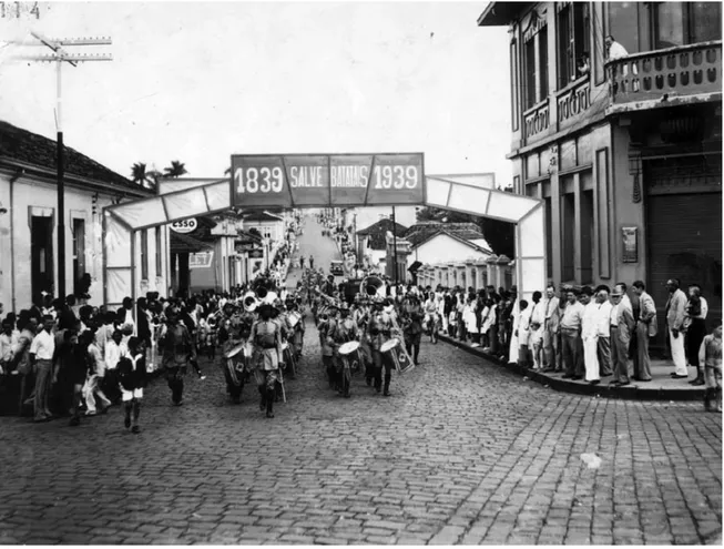 Foto nº 1 — Desfile de comemoração do Centenário de Batatais passando pela  Rua Marechal Deodoro (1939) 