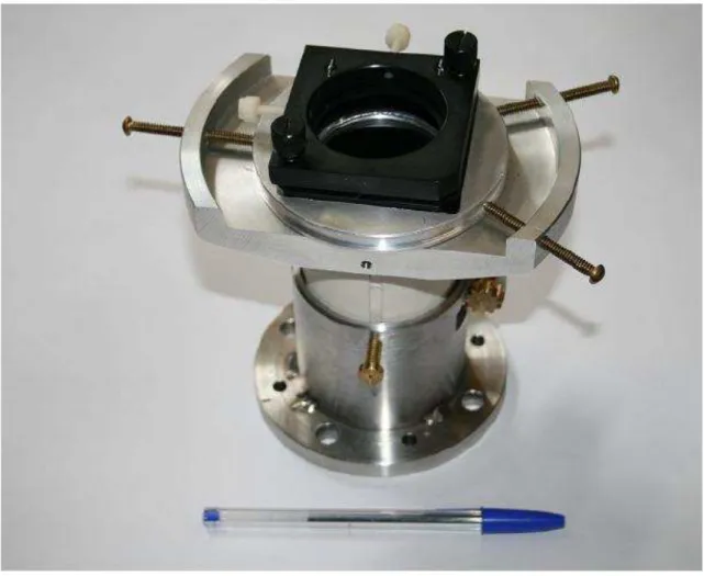 Figura 3.11  –  Foto do sistema de fixação e movimentação da lente de focagem do feixe  laser  no  tubo  de  entrada