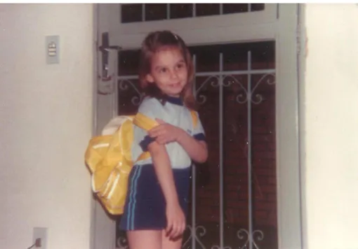 Figura 2 - A autora, chegando em casa após um dia de aula na Educação Infantil (jardim II), em 1991  Fonte: Acervo pessoal da pesquisadora 