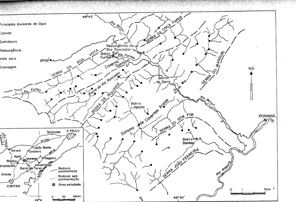 Figura  1.1  -  Localizaçáo,  acesso  e  demarcação  da  área estudada.  Os  terrenos  cársticos delimitam-se  pelos sumidouros.