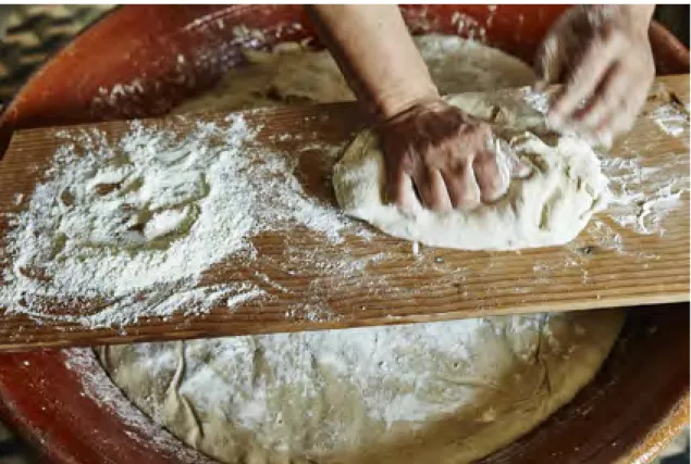 FIGURA 2   Pão, um dos elementos da trilogia alimentar mediterrânea .