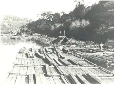 Foto 3: Balseiros transportando madeira através do Rio Uruguai Fonte: Arquivo Histórico Municipal de Erechim