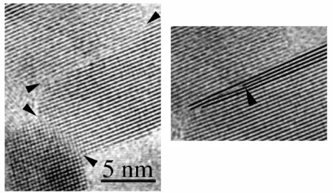 Figura 2.11 – Imagem de MET-AR de três partículas coalescidas de TiO 2 . As  flechas escuras indicam regiões de coalescência orientada imperfeita [64]