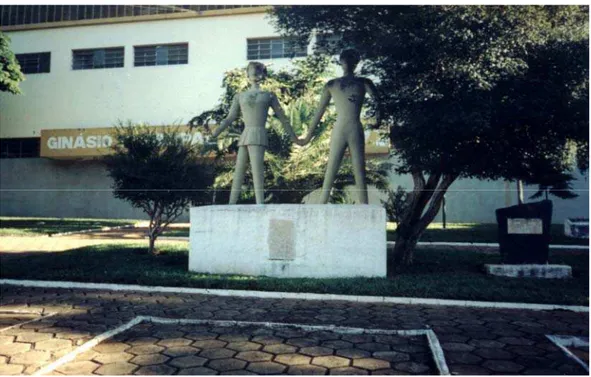 Figura 4.1 -  Monumento e estacionamento da praça Joaquim Nabuco 