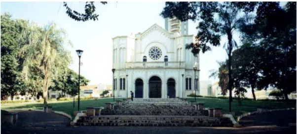 Figura 4.5 – Entrada da praça Dom José Marcondes Homem de Mello  e vista da Igreja São Benedito 