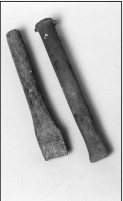 Figura 9 apresenta as imagens de dois escopros, que provavelmente eram utilizados para  aplainar superfícies apicoadas
