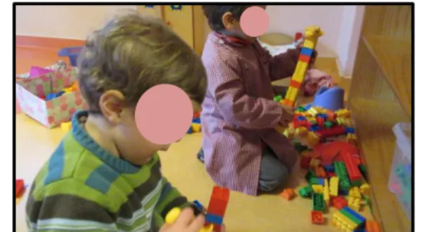 Figura 1 - A criança GG a entregar o lego à criança LP  Figura 1 - As crianças GG e LP a construírem torres 