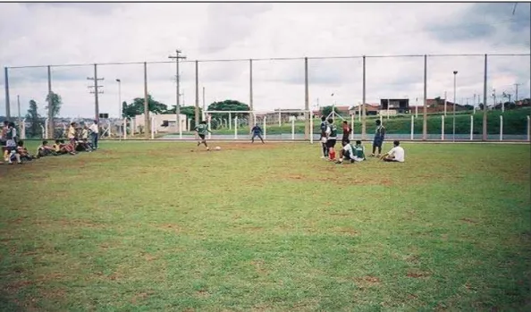 Fig. 2. Professor acompanha os alunos-atletas na cobrança de pênaltis. À direita, grupo de jovens  em destaque