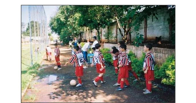 Fig. 6 – Ansiedade dos jovens alunos-atletas observando o jogo dos seus adversários  antes do início da partida São Caetano x Botafogo (Ribeirão Preto – SP)